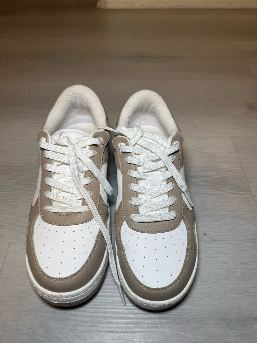 Women’s alo Casual White and Beige Low-Top Sneakers